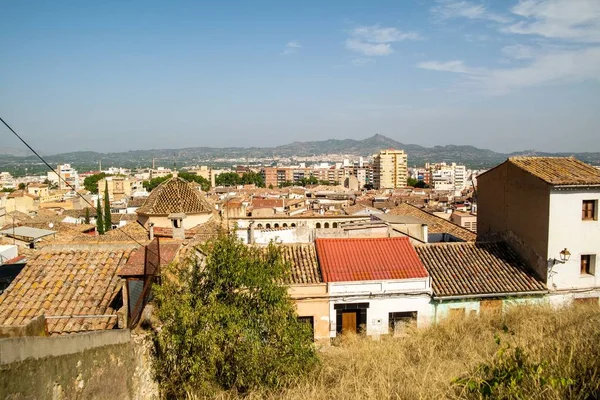 Beautfiul paesaggio urbano di Xativa, Spagna in una giornata di sole con montagne sullo sfondo — Foto Stock