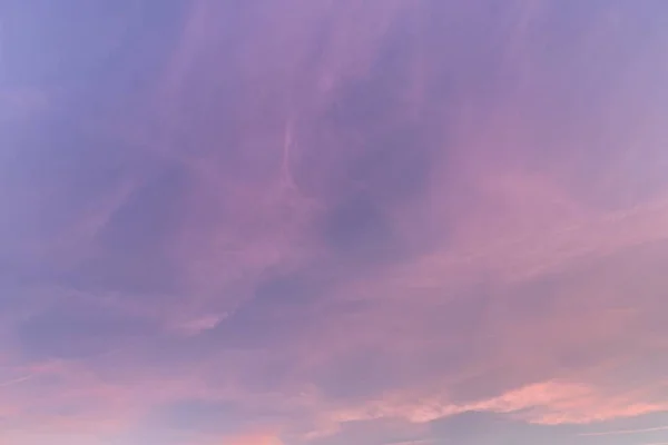 Bellissimo scatto di un cielo viola — Foto Stock