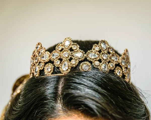 ブルネットの女性の頭の上に王冠のクローズアップショット — ストック写真