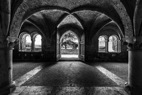 Грайшшпіль вистрілив усередині абатства святого Галгано в тоскану італю з арковими стінами дизайну — стокове фото