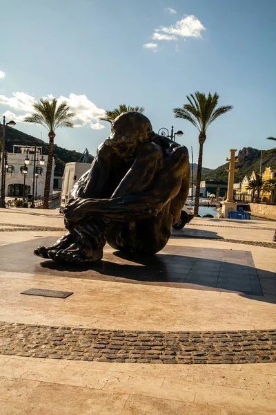 Verticale opname van een prachtig beeld met palmen op de achtergrond in Cartagena, Spanje — Stockfoto