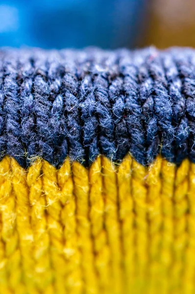 Tiro de close-up vertical de um tecido macio listrado amarelo e azul — Fotografia de Stock