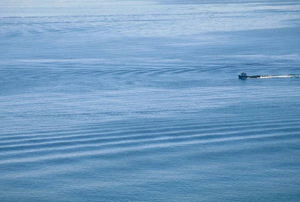 Meereslandschaft mit einem Boot darauf bei Tageslicht — Stockfoto