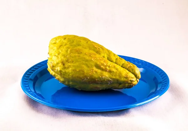 放置在蓝色盘子上的梨子南瓜蔬菜的景观照片 — 图库照片