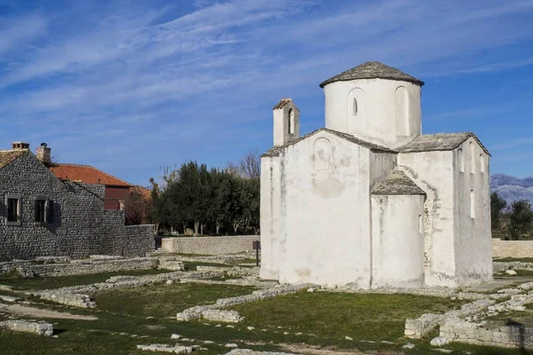 Vitrine de l'église Sainte-Croix à Nin, en Croatie, contre un ciel bleu nuageux — Photo
