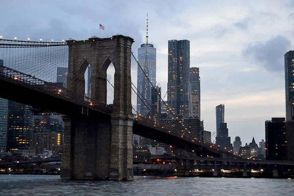 Paisagem tiro de ponte de Brooklyn nos novos EUA com um céu sombrio cinza — Fotografia de Stock