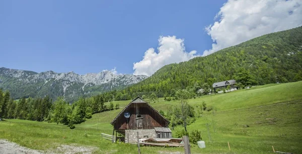 Foto panorámica de una pequeña casa de madera en el campo de Eslovenia — Foto de Stock
