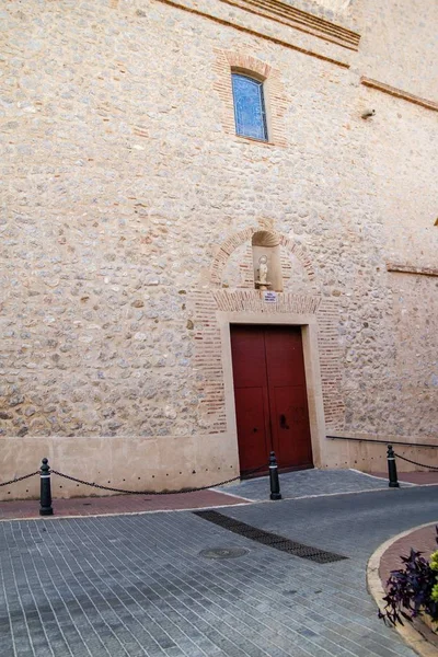 Colpo Verticale Vecchio Edificio Con Porte Rosse Polop Spagna — Foto Stock