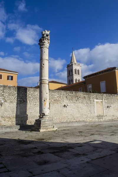 Vertikale Aufnahme eines Pfahls vor der Kirche St. Donatus in Zadar Kroatien — Stockfoto