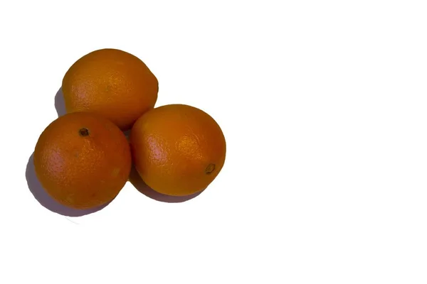 Närbild Skott Tre Apelsiner Mot Vit Bakgrund — Stockfoto