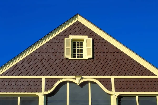 Brown Yellow Roof Building Sunlight Blue Sky — Stock Photo, Image