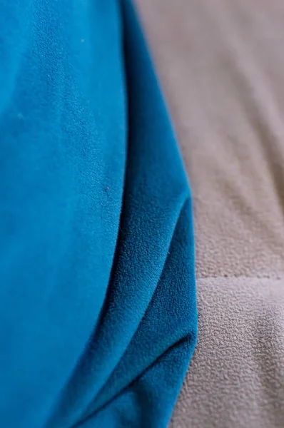 Vertikální záběr modrého polštáře na gauči — Stock fotografie