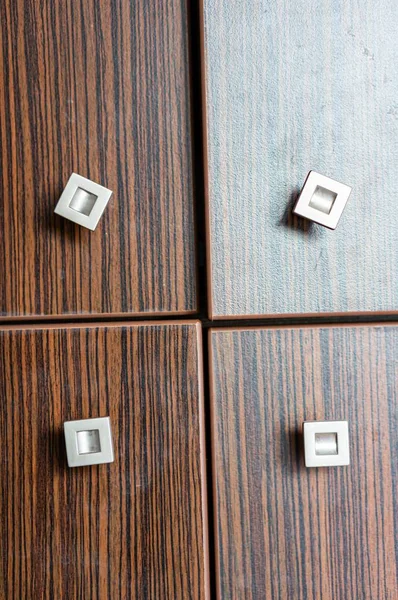 Fechamento vertical de um armário de madeira com quatro portas com pegas quadradas pequenas — Fotografia de Stock