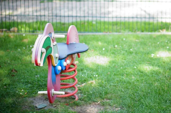 Campo Erboso Con Giocattolo Cavalli Bambini Nel Parco — Foto Stock