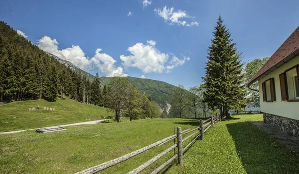 Hermoso paisaje con un resort en la región de Charintia en Eslovenia — Foto de Stock