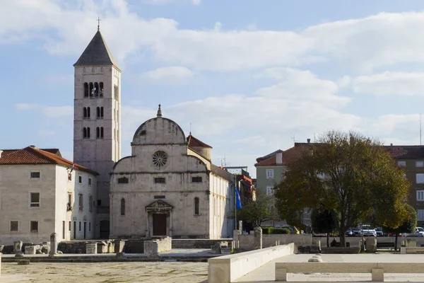 Panoramisch uitzicht op de kerk van St. Donatus met de klokkentoren in Zadar Kroatië — Stockfoto