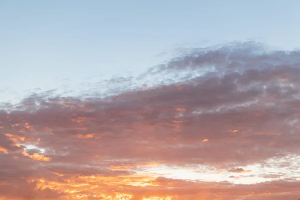 Paisagem do nascer do sol com um céu branco nublado — Fotografia de Stock