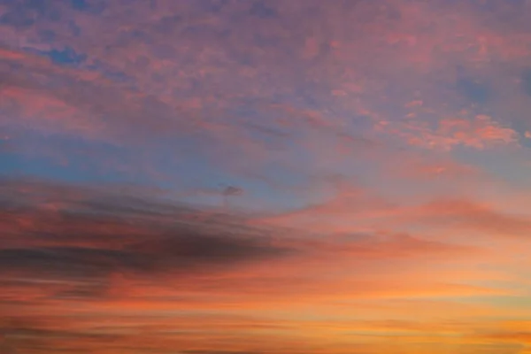 Gyönyörű felhők fénye a kék égen, a napfelkelte látványával. — Stock Fotó