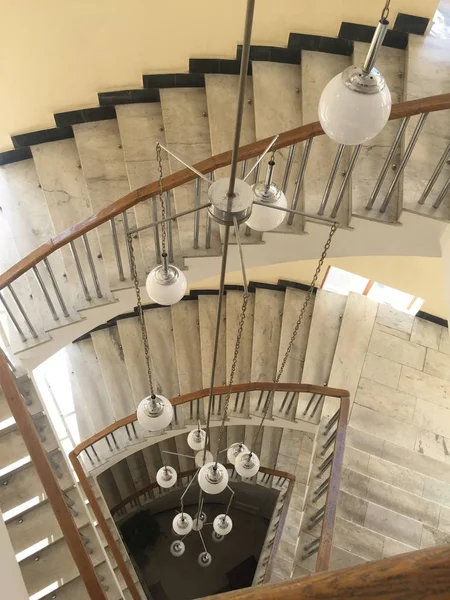 Vertical high angle shot of a staircase and chandeliers — Stock Photo, Image