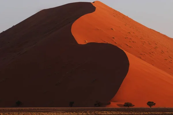 Paisagem panorâmica de uma duna de areia gigante com sombras profundas — Fotografia de Stock