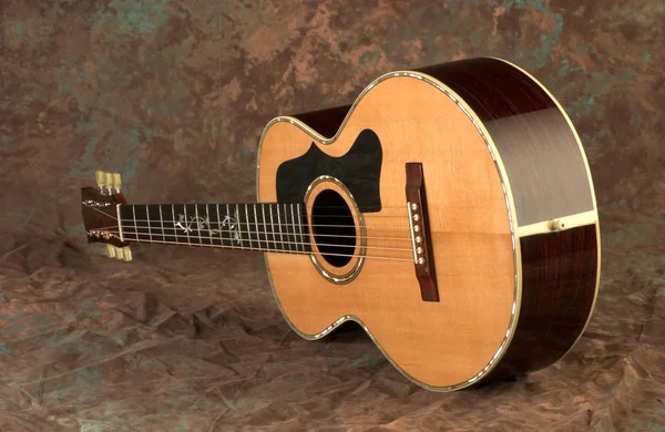 Akustická kytara pod světly na mramorovém pozadí — Stock fotografie