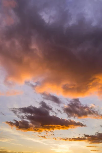 Vue verticale d'un ciel nuageux et blanc avec le lever du soleil — Photo