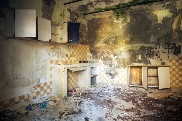 Tiro Interior Quarto Edifício Abandonado Velho Com Paredes Quebradas Italy — Fotografia de Stock