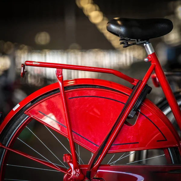 底色模糊的红色自行车的垂直拍摄 — 图库照片