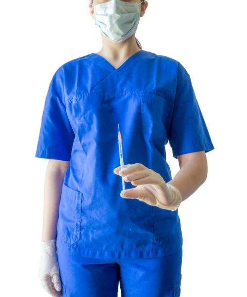 Mladá běloška lékař v lékařské uniformě a rukavice připravuje injekční stříkačku na injekci — Stock fotografie