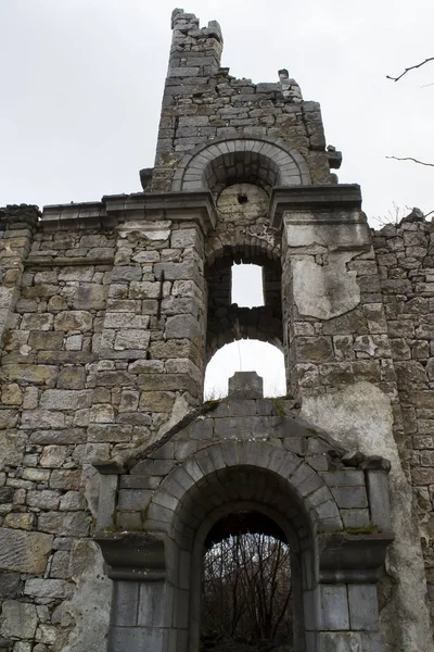 Низкоугольный снимок руин старой церкви в Дерингае, Хорватия, в пасмурный день — стоковое фото
