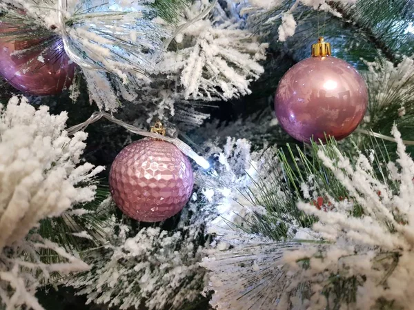 Foco seletivo tiro de enfeites vermelhos na árvore de Natal — Fotografia de Stock