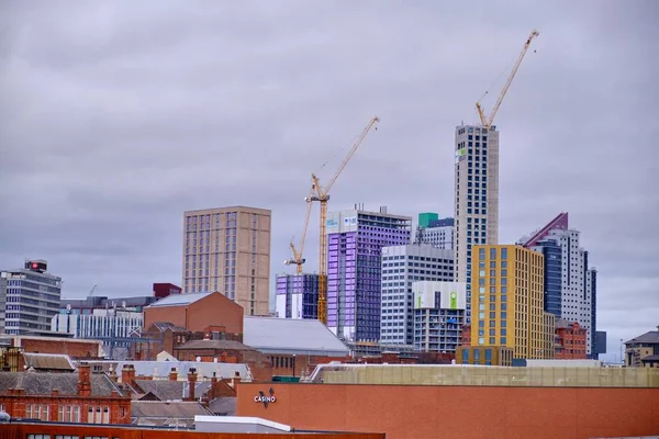 Vue horizontale de l'horizon des leeds par une journée nuageuse avec de nouveaux bâtiments hauts — Photo