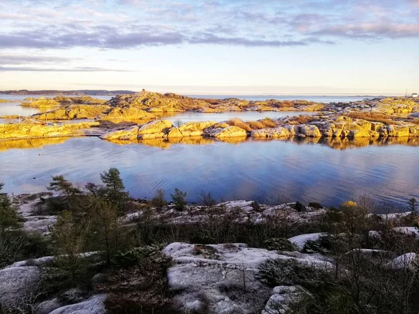 노르웨이의 스타 번에 있는 바위들로 둘러싸인 호수의 수직 사진 — 스톡 사진