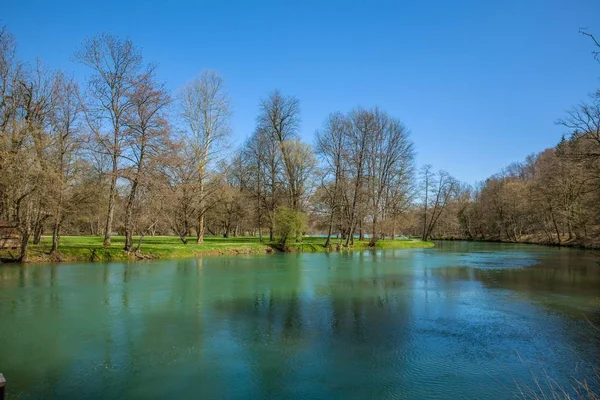 Photo à grand angle d'un lac sur le terrain de golf d'Otocec (Slovénie) — Photo