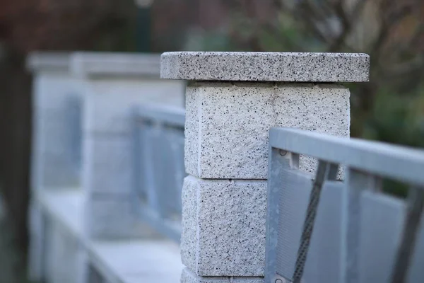 Zbliżenie balustrady betonowej z rozmytym tłem — Zdjęcie stockowe