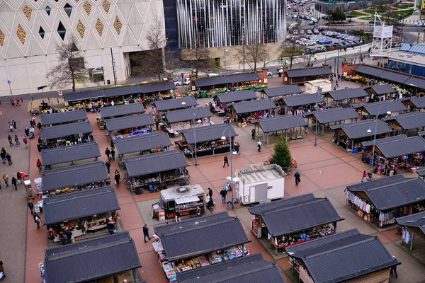 Lugareños caminando por el mercado al aire libre en leeds — Foto de Stock