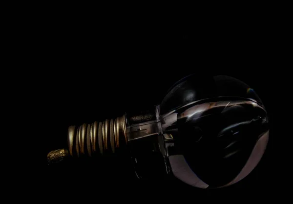 Крупним планом знімок лампочки з чорним фоном — стокове фото