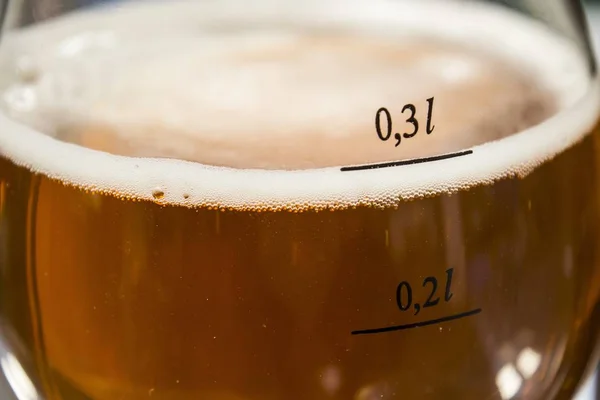 Extrem närbild bild av en skummig öl i ett glas — Stockfoto