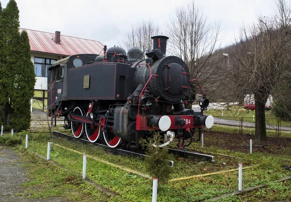 Foto completa de un tren de locomotora de vapor que se exhibe en Gracac Croacia —  Fotos de Stock