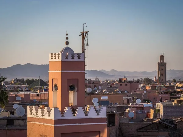 Traditional rooftop cafe with a panoramic view of the medina in Marrakech during sunset — Stock Photo, Image