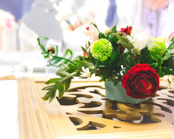 Foto Cierre Pequeño Ramo Flores Sobre Una Superficie Madera Con — Foto de Stock