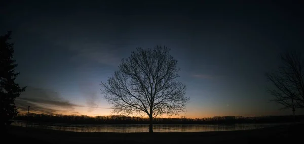 Panoramaaufnahme Eines Sonnenuntergangs Mit Einem Kleinen See Und Einem Baum — Stockfoto