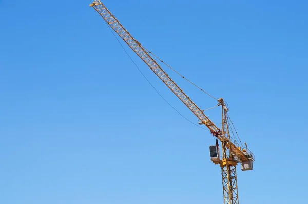 Low angle shot of a construction crane under the clear sky — Stock Photo, Image