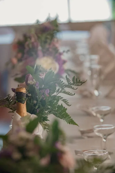 一个垂直的照片 后面是一个带着鲜花和节日餐桌的香菇瓶 — 图库照片