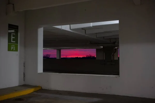 Vista de una impresionante puesta de sol rosa y púrpura desde el aparcamiento. — Foto de Stock
