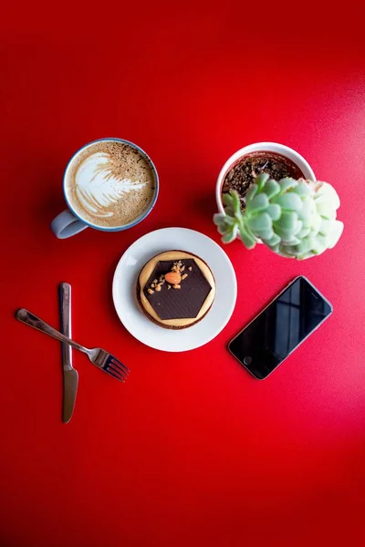 배경에 커피와 케이크를 위에서 — 스톡 사진