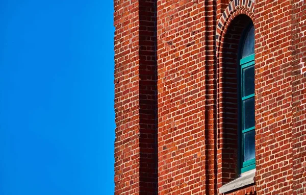 Närbild Tegelbyggnad Med Ett Blått Fönster — Stockfoto