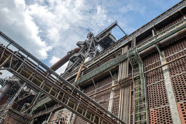 Colpo basso degli edifici Landschaftspark a Duisburg Germania — Foto Stock