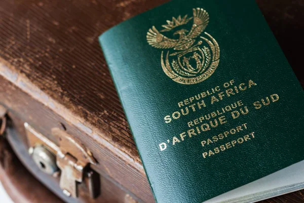 一个旧皮箱上的南非护照的高角照片 — 图库照片