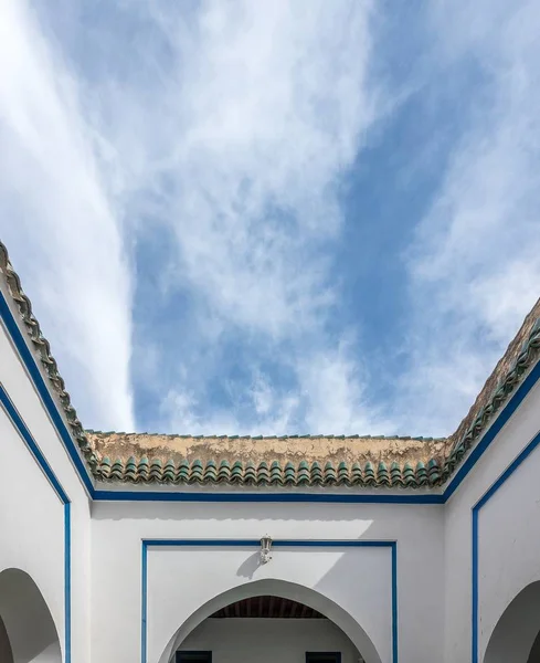 Låg vinkel skott av en del av Bahia Palace i Marrakech, Marocko under en himmel full av moln — Stockfoto